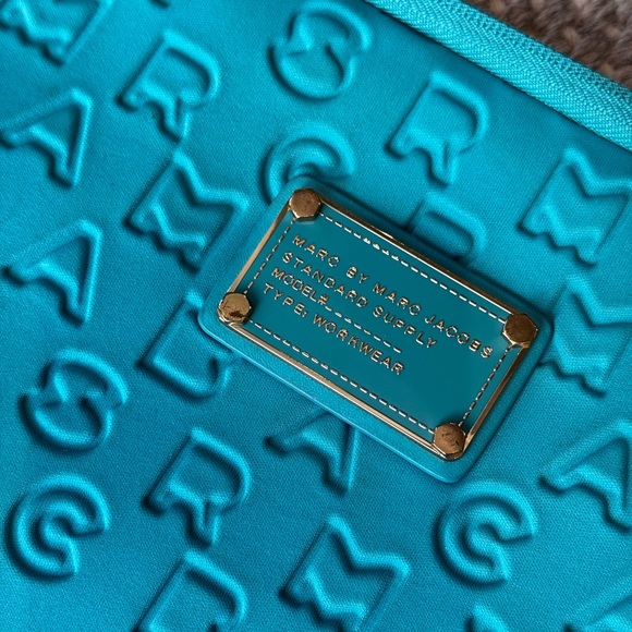 Marc Jacobs turquoise laptop neoprene sleeve - up to 15” - Picture 4 of 14
